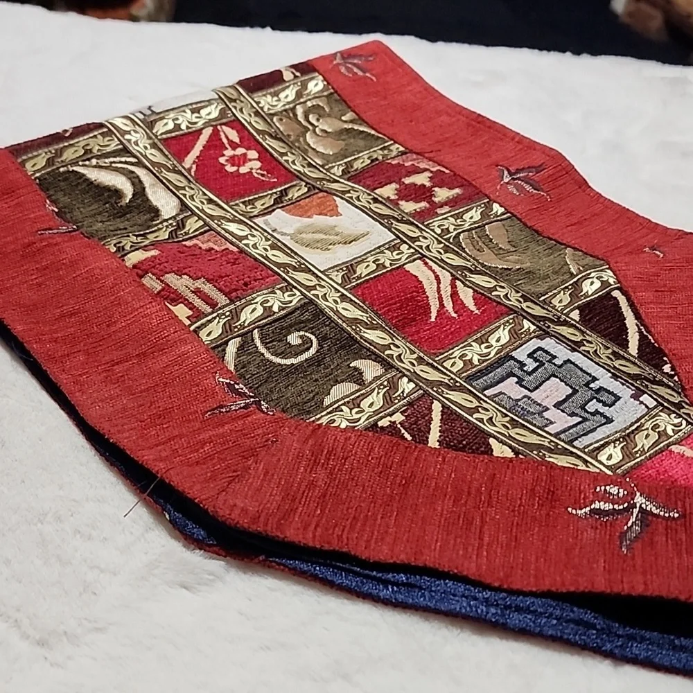 REVERSIBLE TABLE RUNNER WITH GOLD TASSELS - Picture 3 of 7